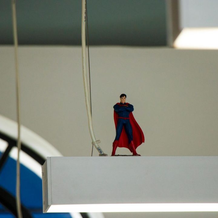 Figura de Superman sobre una lámpara elevada.