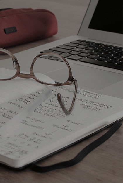 Anotaciones en una hoja y lentes ensimados