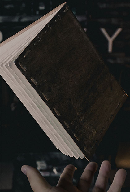 Libro flotando sobre la mano de un lector