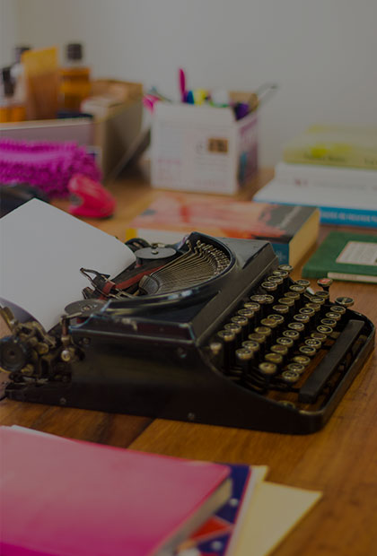 Maquina de escribir sobre un escritorio de madera